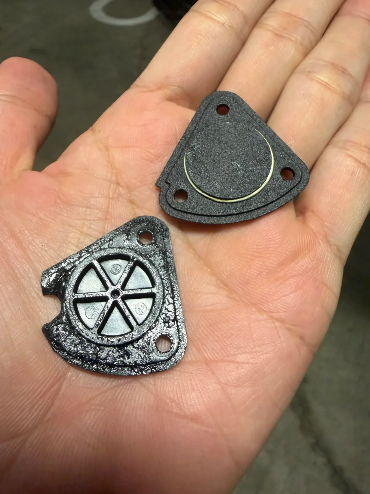 割れた純正の蓋（左）と、Oリングを移植した3Dプリント製の蓋（右）。純正はネジ穴の割れ以外にも全体的に傷んでいました