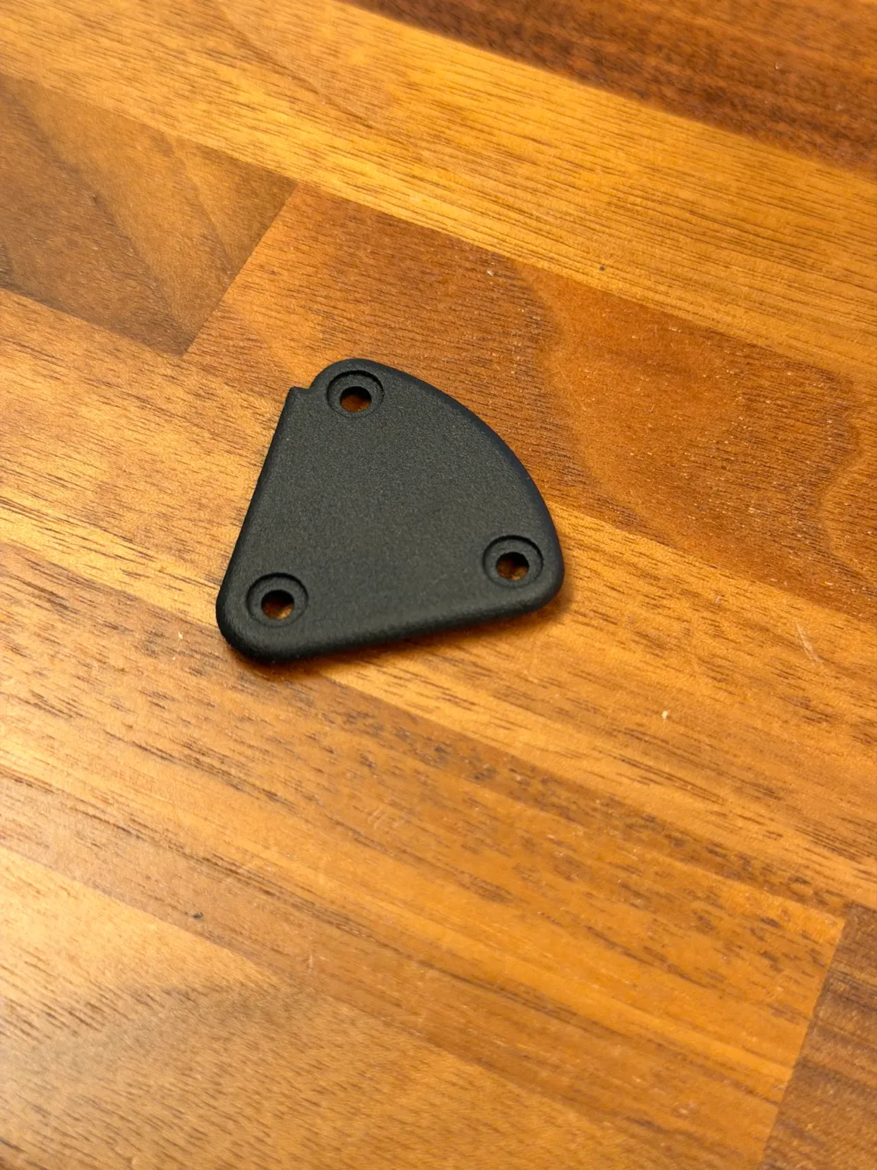 3Dプリント製の蓋の表面。MJFナイロン特有のマットな質感です