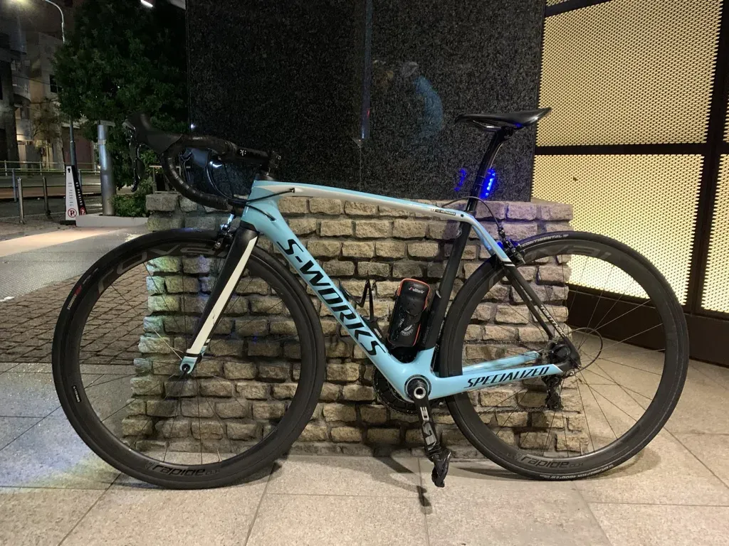 とある麻布のマンションにて。分かりづらいけど雨が強いです。