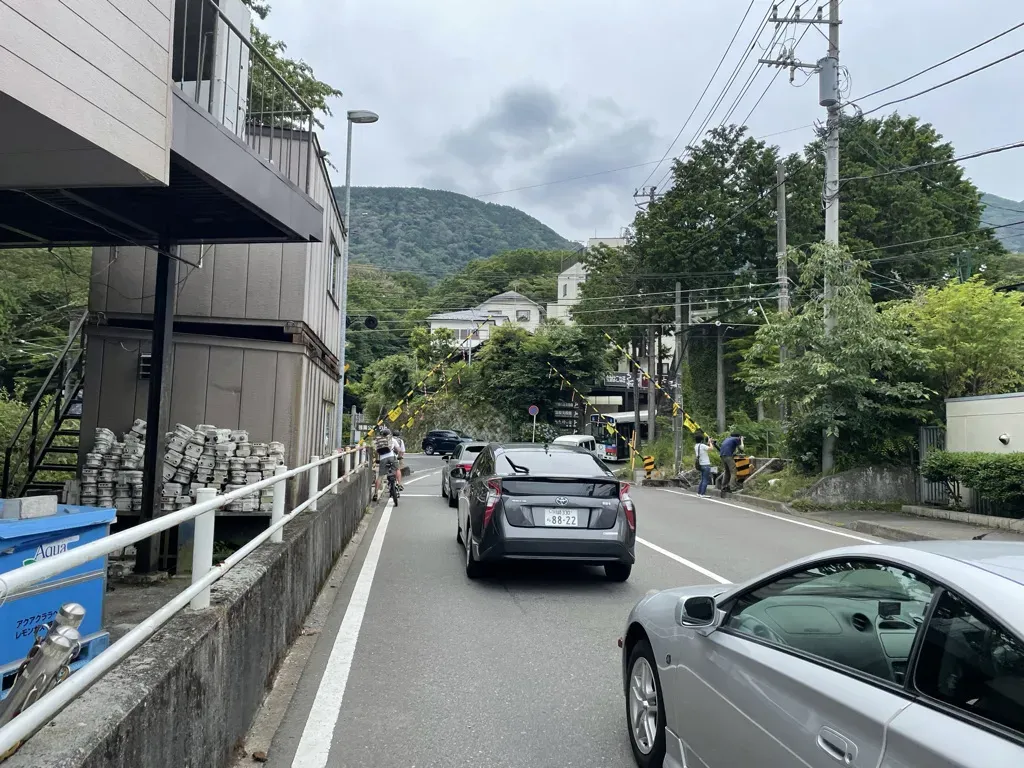 箱根湯元駅の歩道橋がセグメントの始まりなので、少し下ってクライム開始。途中踏切にひっかりそうになる。これが箱根駅伝で有名な踏切ですな。