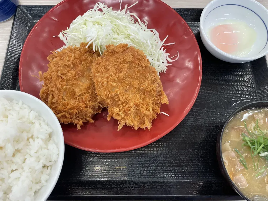 昼は「かつや」のメンチカツ。看板は美味しくなさそうな感じですが、安くて美味しいので大好きです。