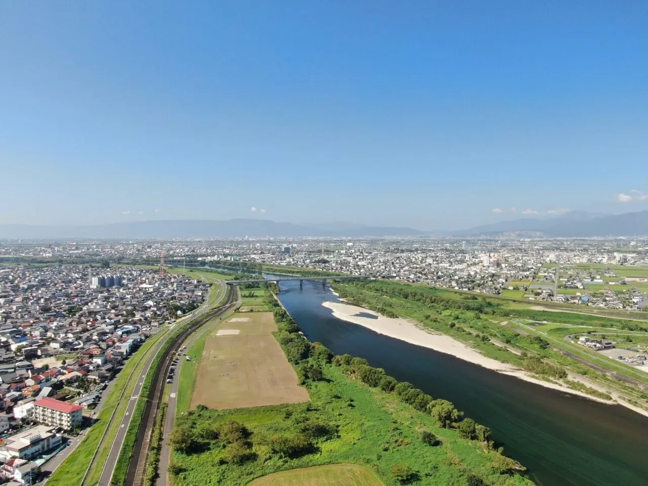 ドローンで撮影した長良川と岐阜市街