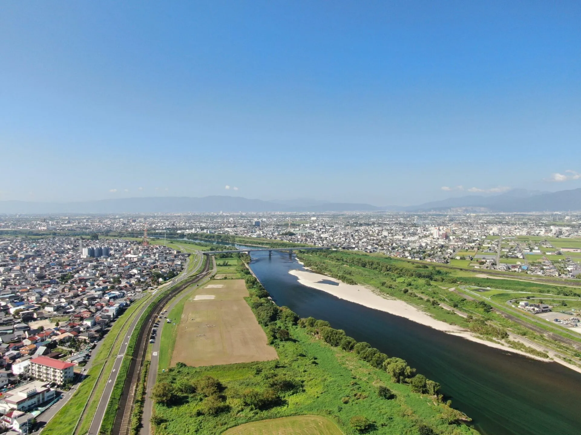 ドローンで撮影した長良川と岐阜市街