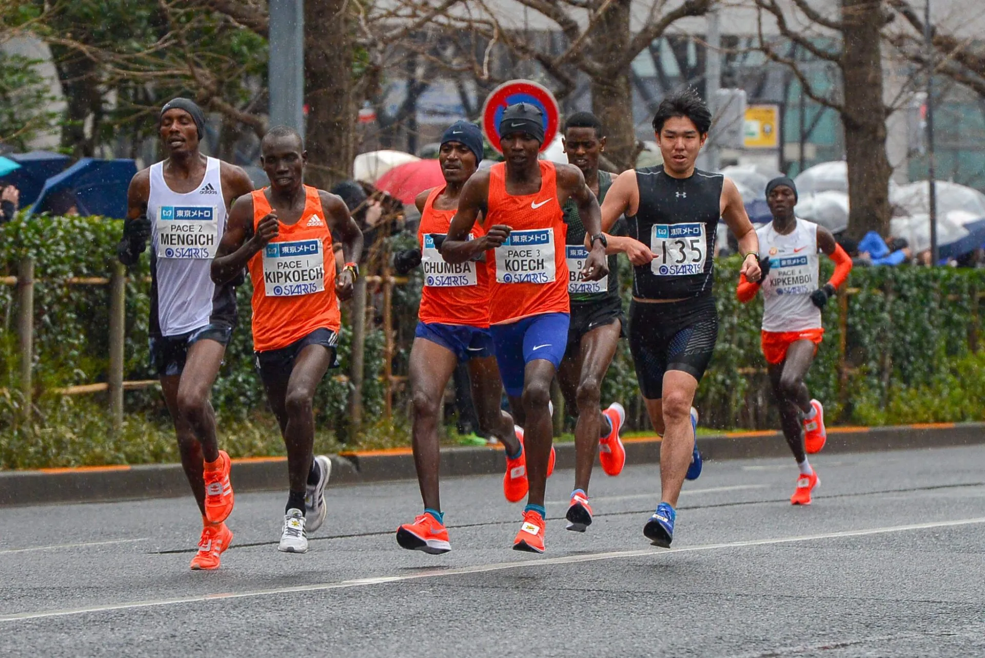 トップランナー集団を望遠で撮影