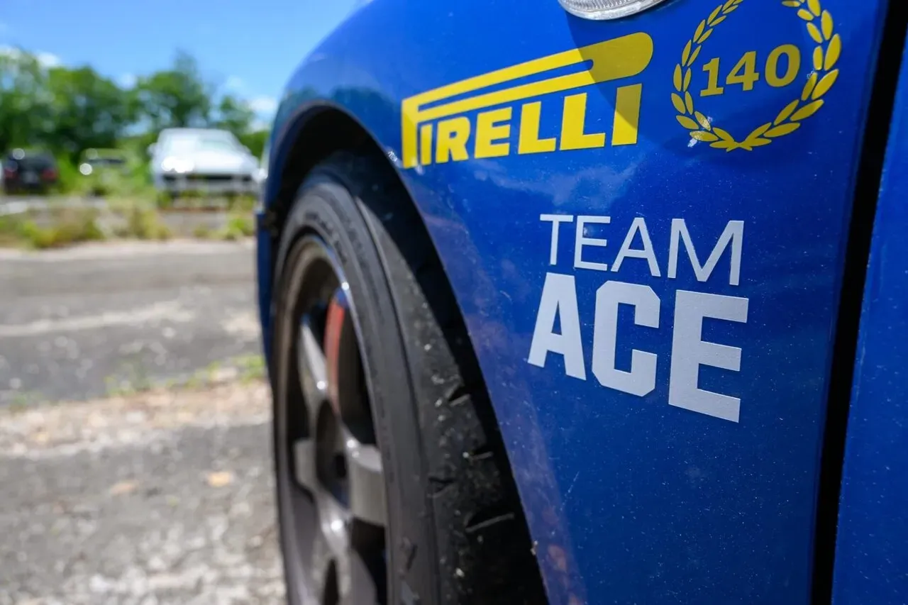 TEAM ACEのシールを貼りました。