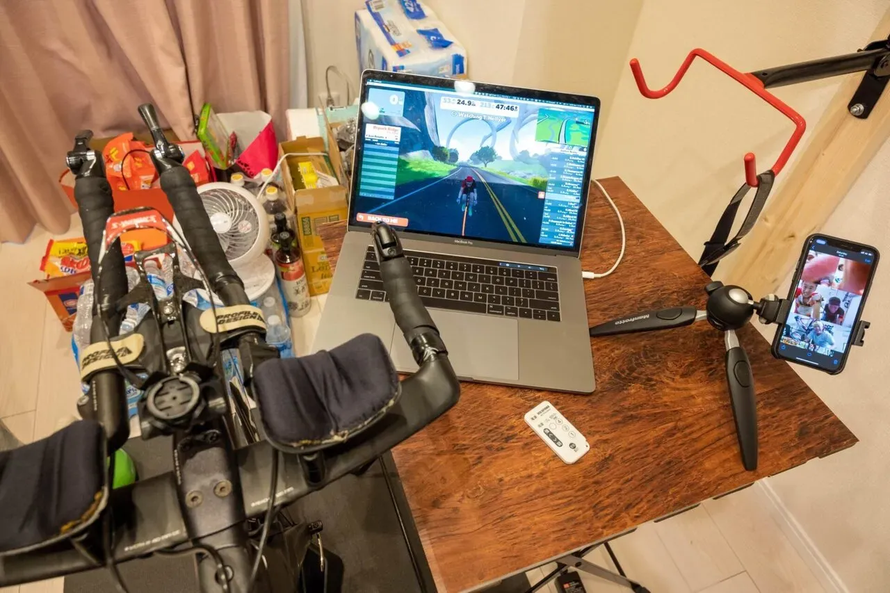 扇風機はとりあえず小さめのを買いました。風量はリモコンで調整できるのが良いです。徐々に熱くなってくるから強くできるように。