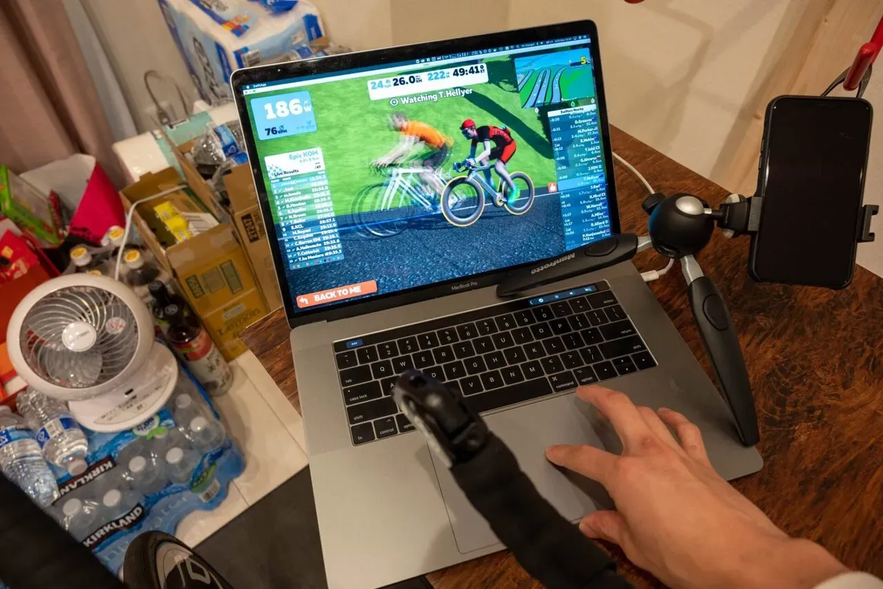 テーブルは右側に設置しました。このほうがPCを操作しやすいです。前だと手を伸ばすのが辛いのです。今はZwiftが全画面ですが、YouTubeの教材を見ながら漕ぎます。変化する路面に追随するために教材に集中するのが難しいです。