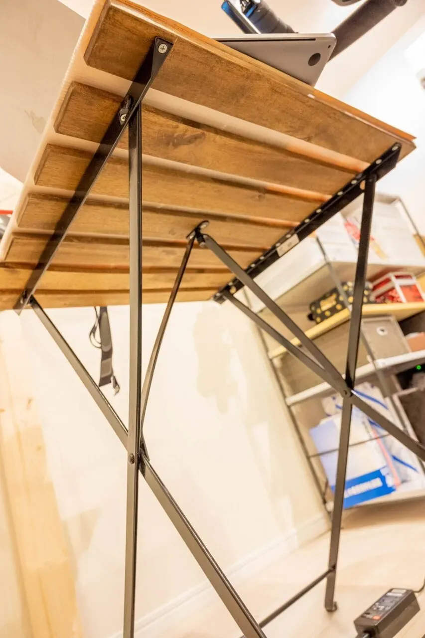 IKEAかコストコで買ったテーブルです。天板に余った緩衝材を貼って、カッティングシートを貼りました。隙間からものが落ちなくなって良いです。