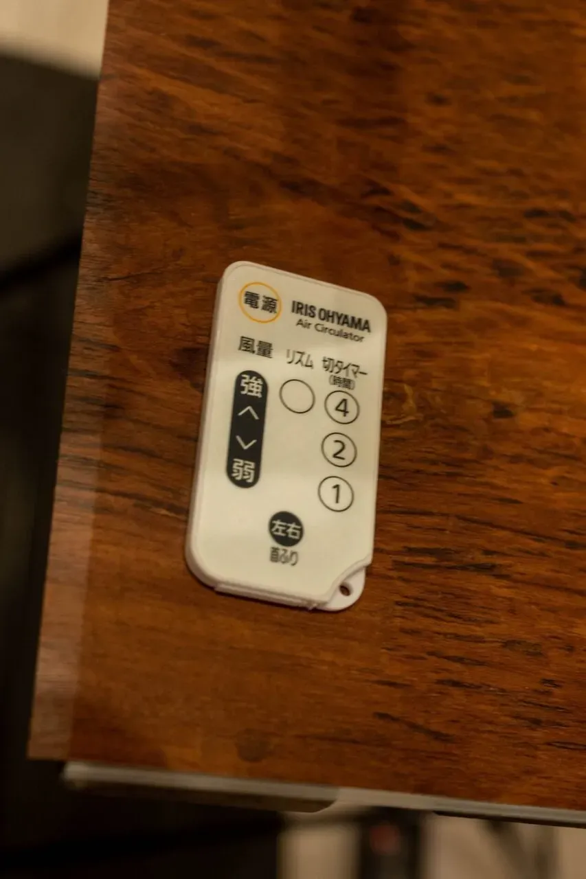 反応が若干鈍いです。小さいですが、18畳用なので強力です。