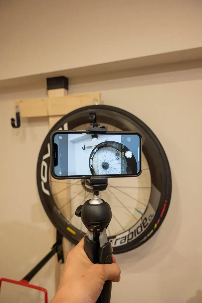 三脚は、普通に撮影にも使えるので買うべきです。Manfrotto製なので剛性が高くて良いです。