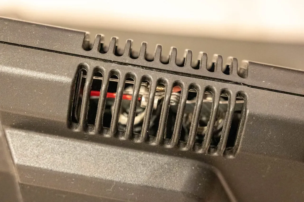 上部には温度センサらしきものが入ってます。ここからオイルが焼けた臭いにおいが出てきます。