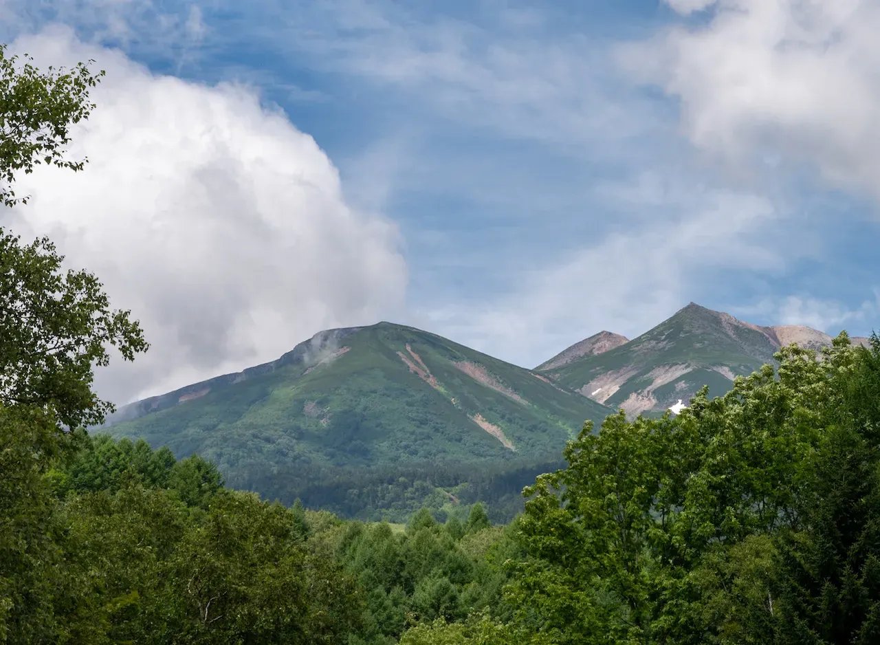 ツインピークスと湧き立つ雲