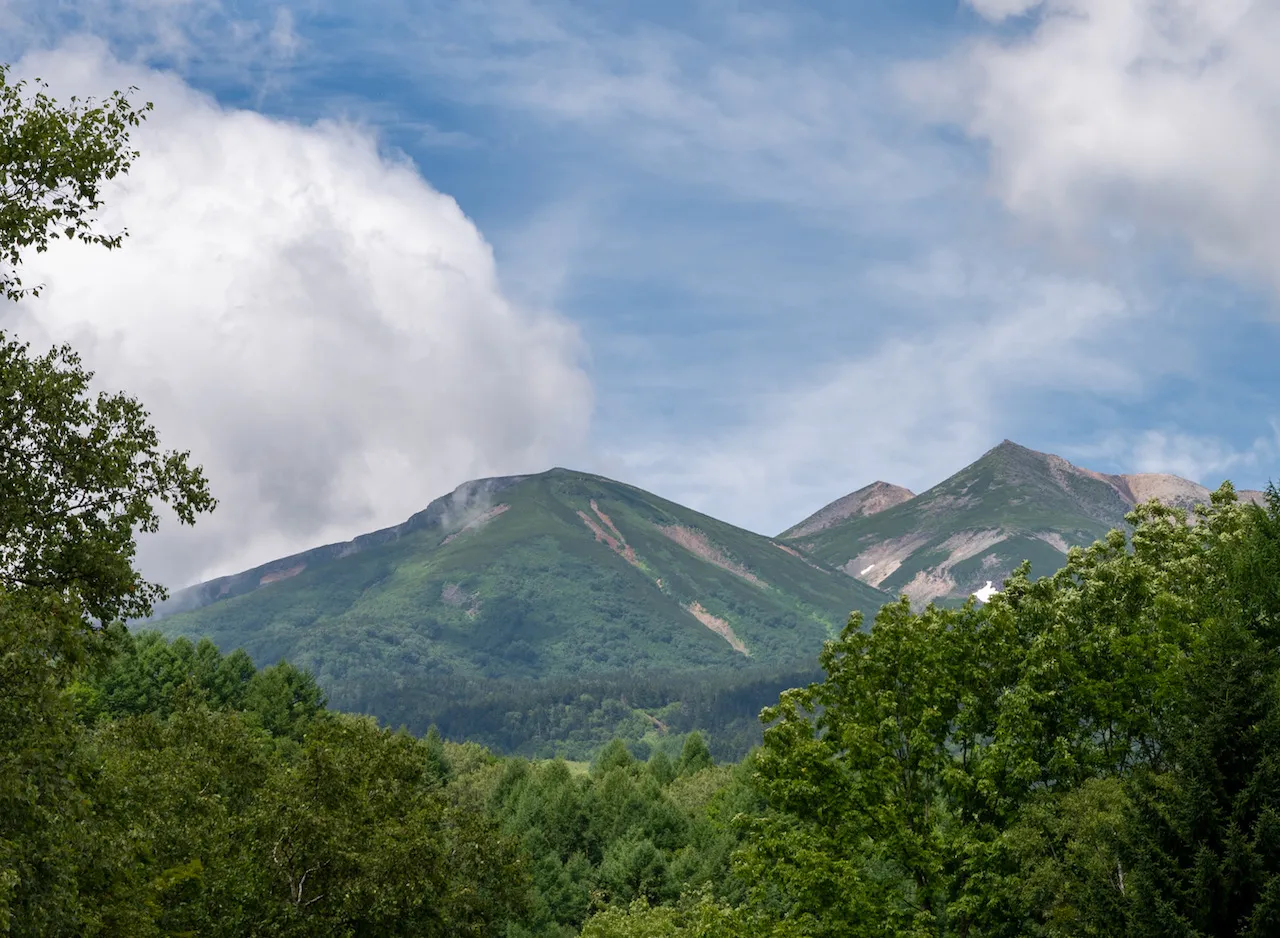 ツインピークスと湧き立つ雲