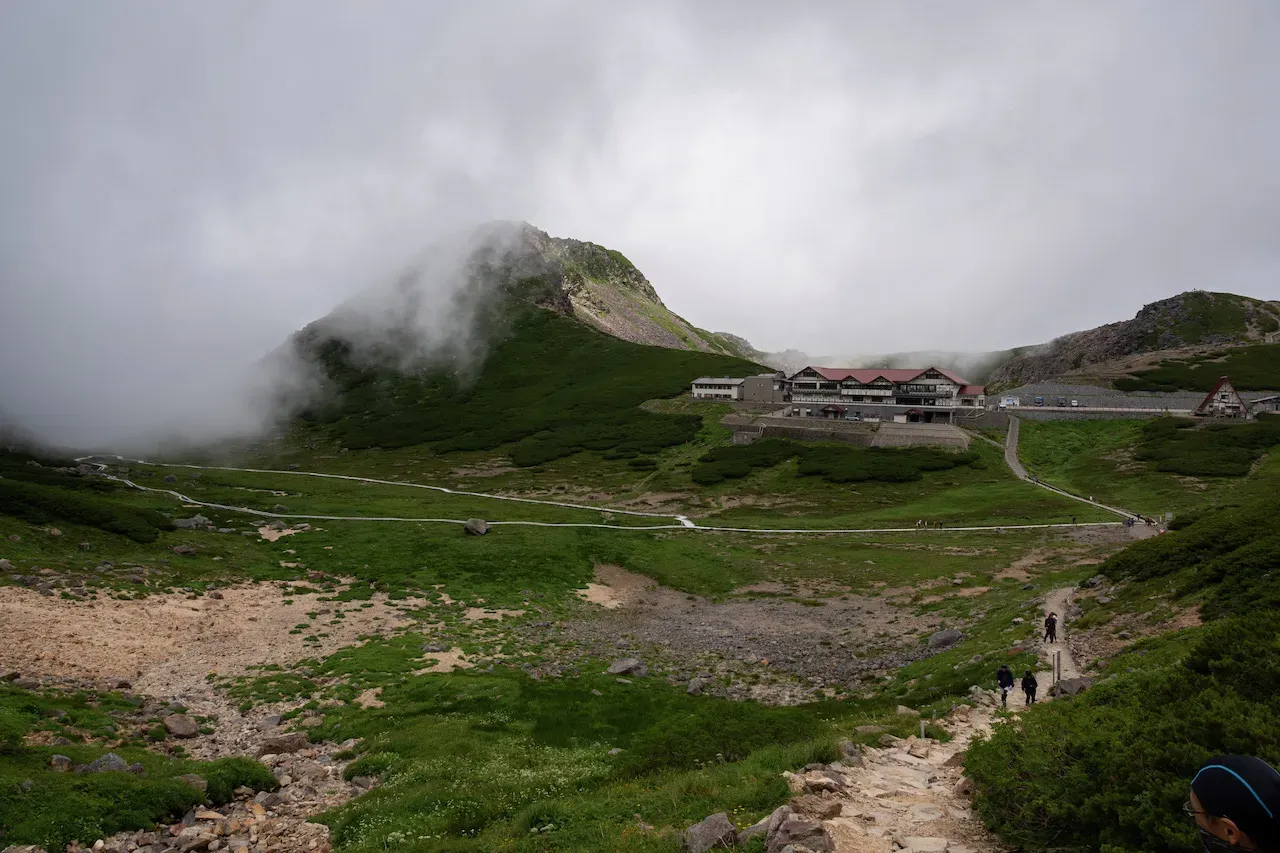 あそこの建物から歩いてきた感じ