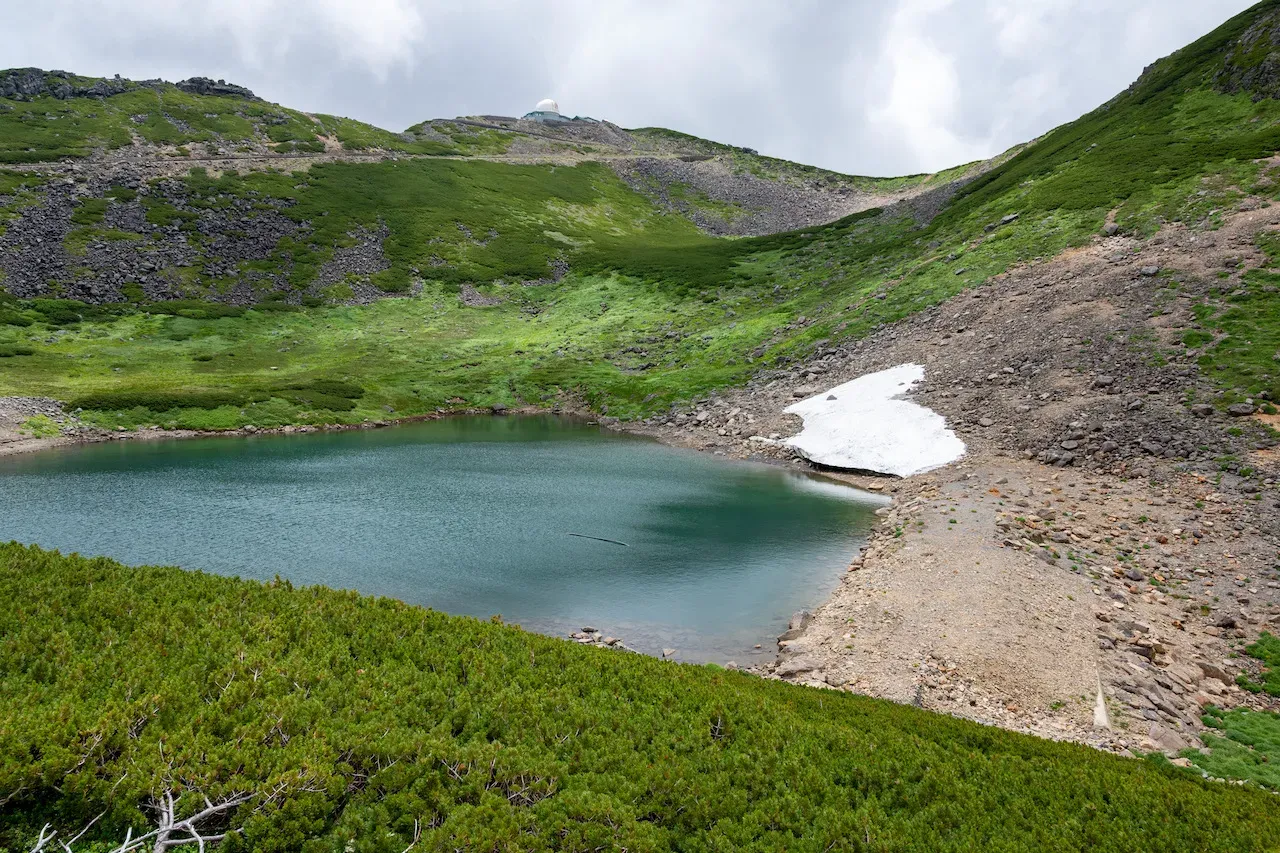 ターコイズブルーの高山湖と残雪
