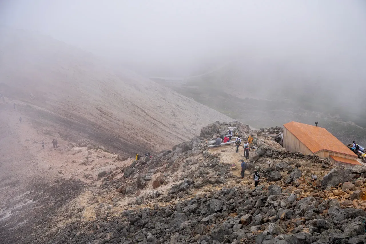 山頂付近が急にガスってきた。。。しばらく待ったけど晴れません。