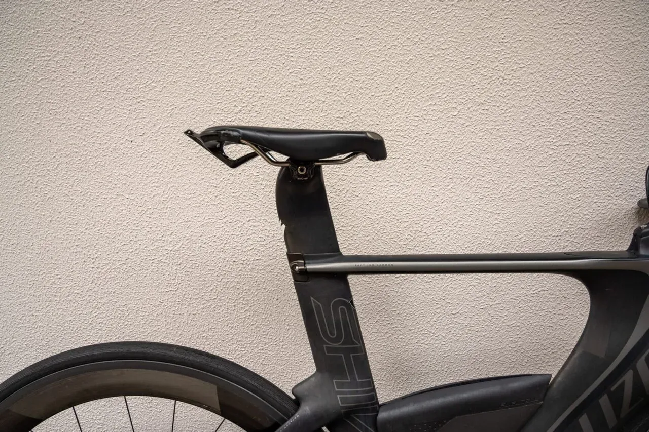 サドルに傷があります。どこかに立て掛けたときにつけました。