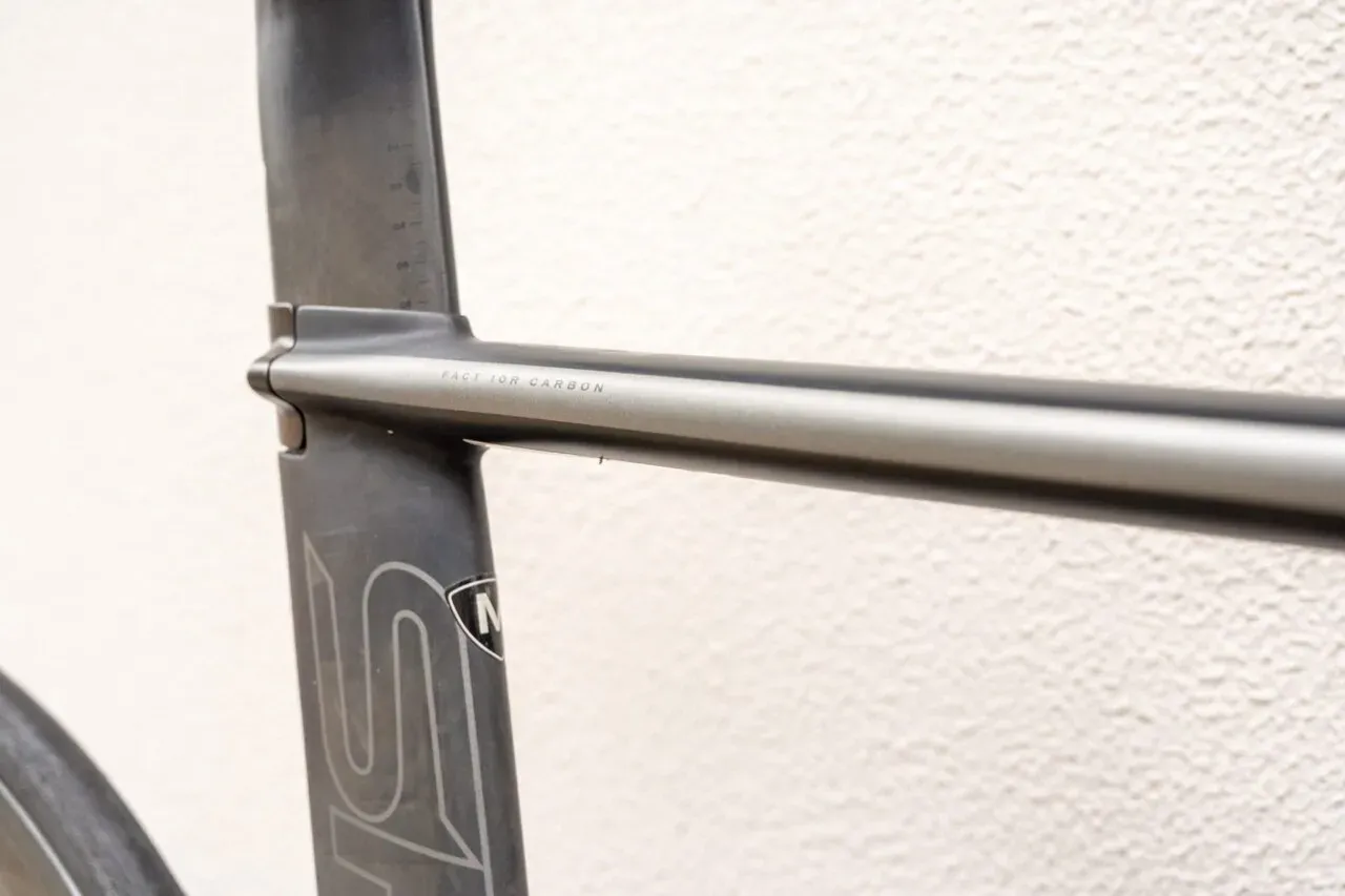 フルカーボンです