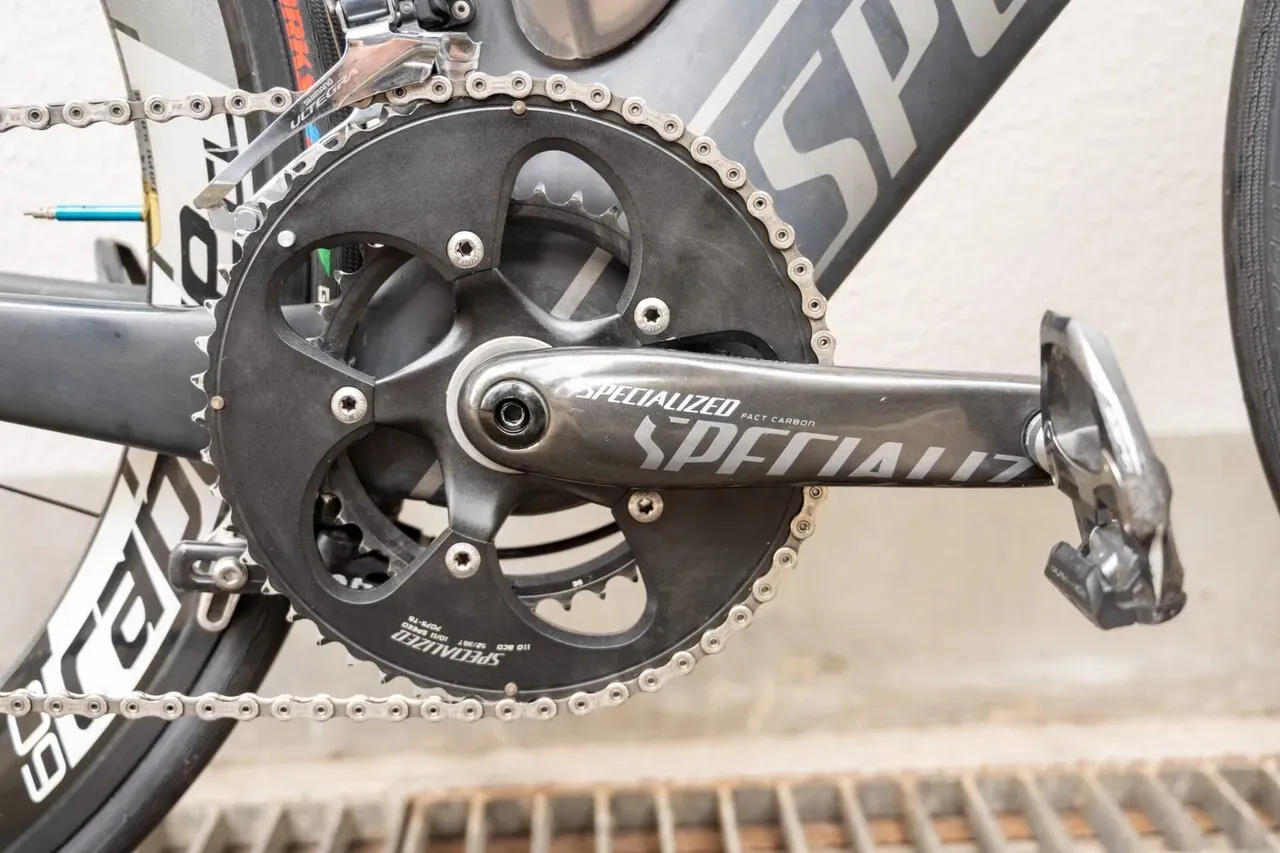 カーボンクランクです。カーボンだと疲れが少ないです。