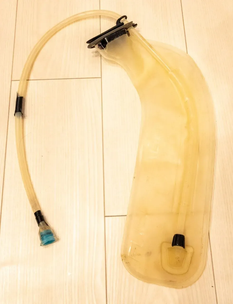 ハイドレーションバッグ。新品を買ったほうが良いかと思います。