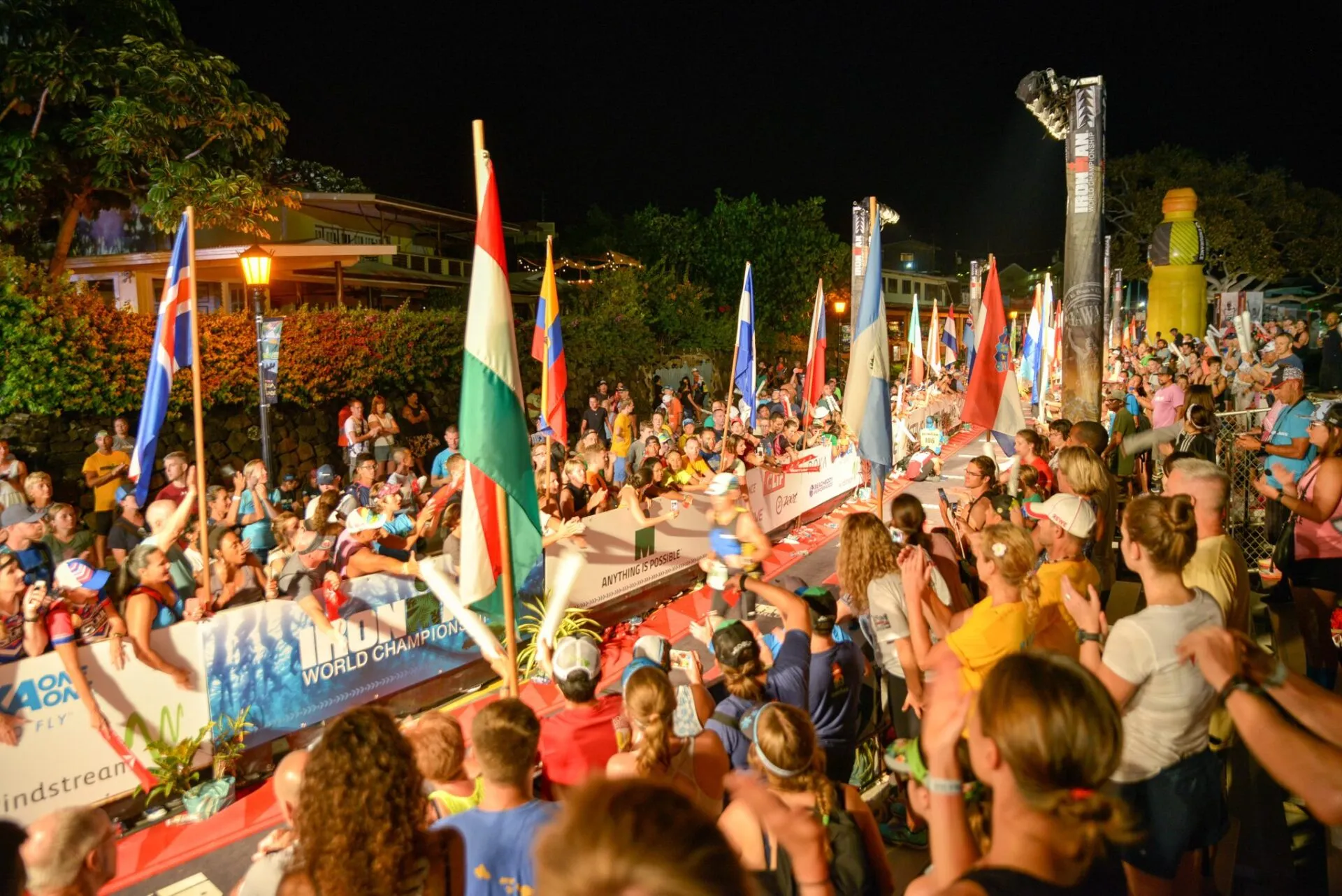 フィニッシュライン、国旗と歓声の夜