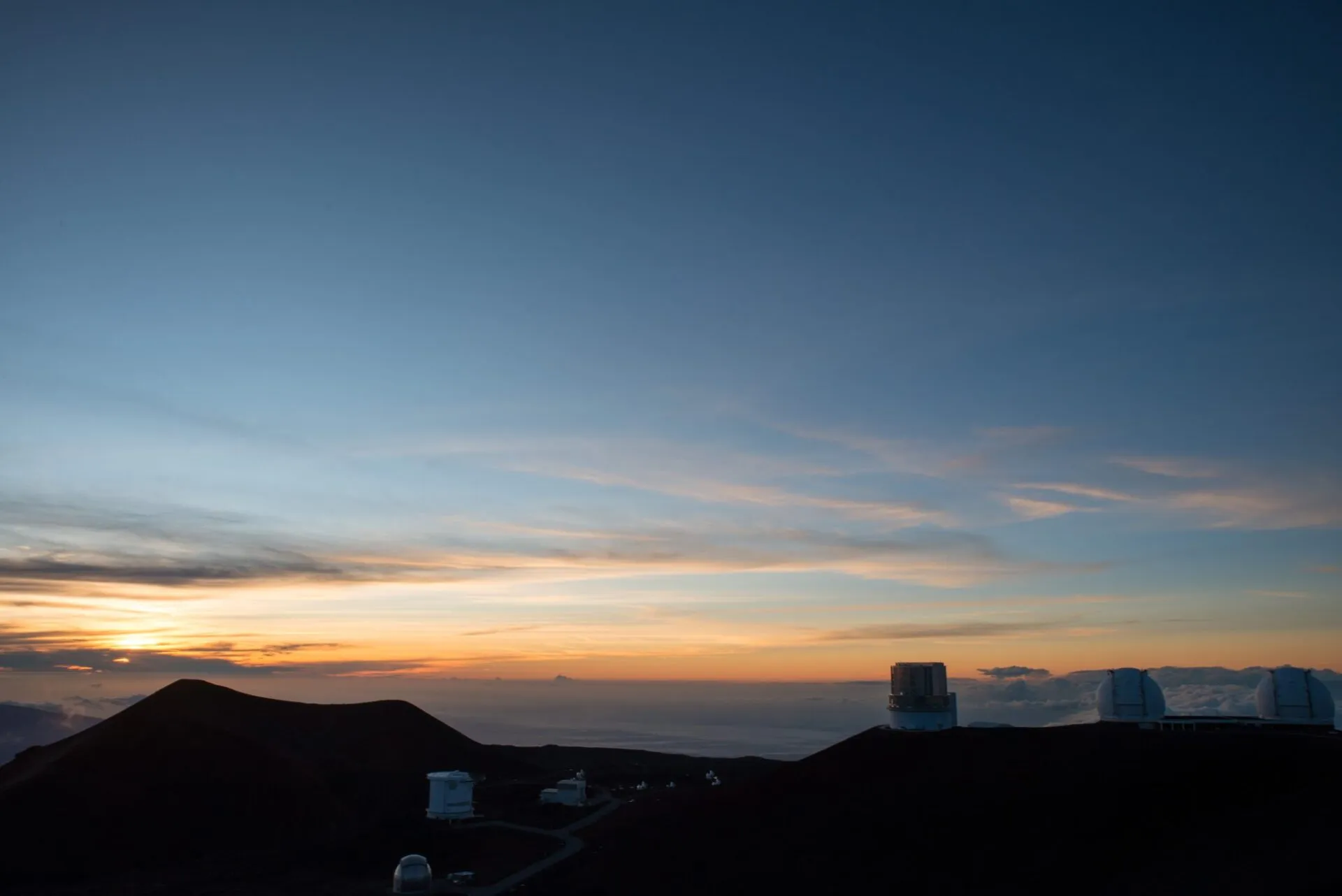 すばる望遠鏡と天文台群が夕焼けの雲海に浮かぶ