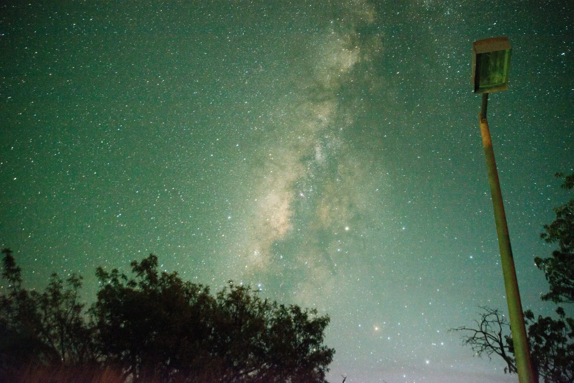 山腹から撮影した天の川と満天の星空