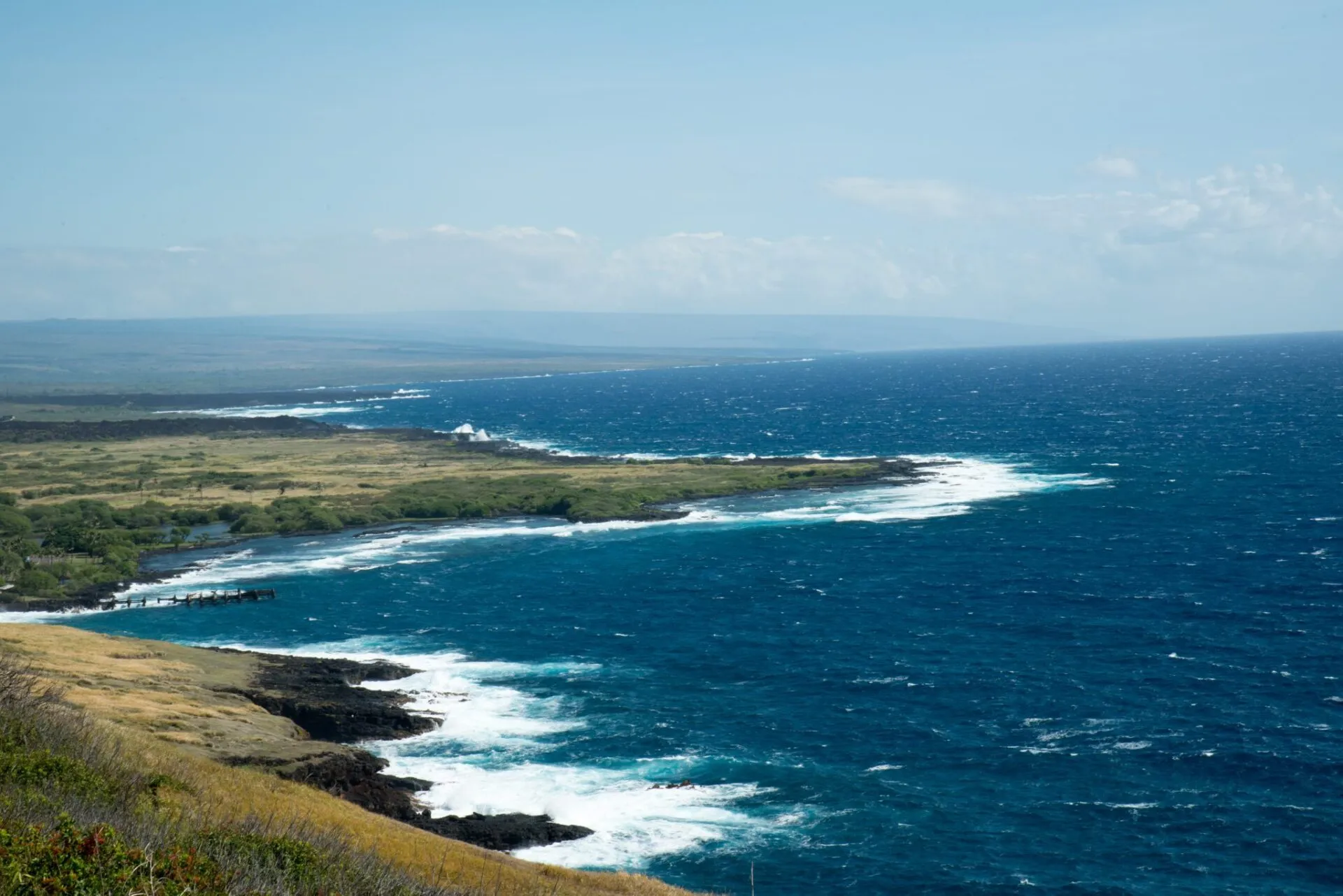 溶岩海岸と紺碧の太平洋パノラマ