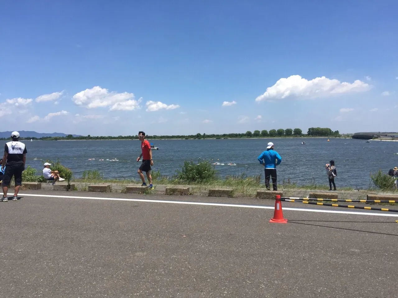 渡良瀬遊水池でランパートを走る選手とスイム会場の様子