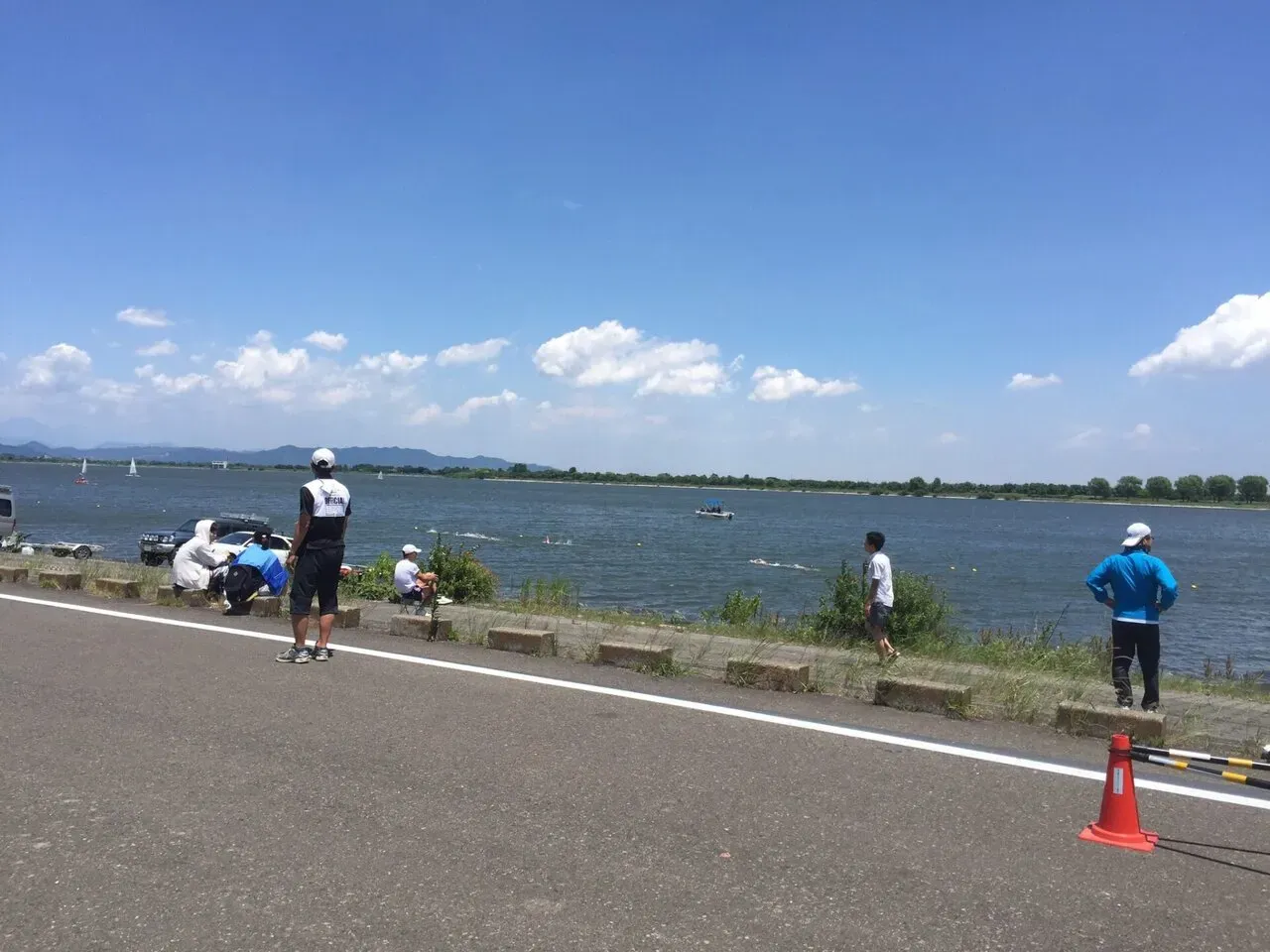 渡良瀬遊水池のスイム会場を見守る観客たち