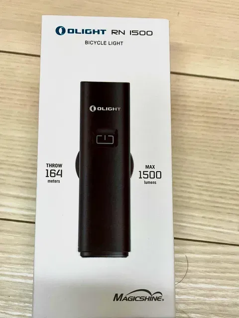 さすがに高いので箱がiPhoneみたいに高級感あります