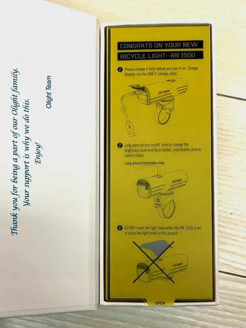 簡単な使い方が書いてあります。ボタンは1つなので使い方は簡単。なんか、ライトの電池をスマホへ給電もできるらしいです。
