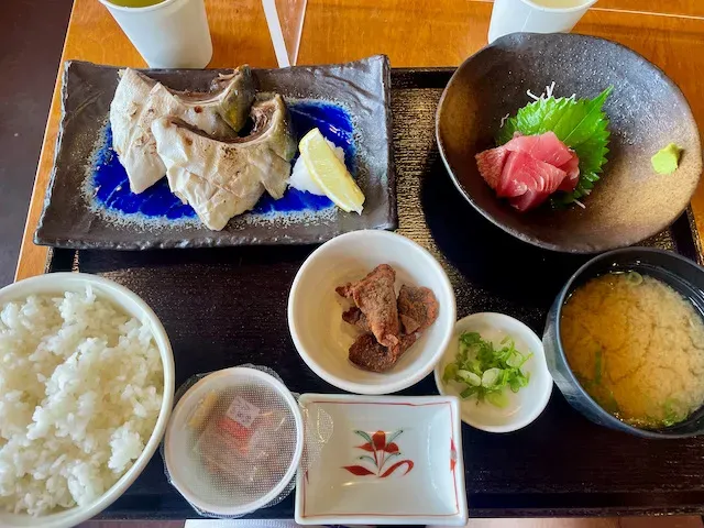 量が多い！特にマグロの刺身は味がとても濃くて美味しかったです。その他は普通です。