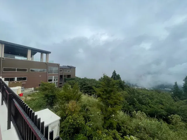 強羅からいきなりきつい坂を登ってケーブルカーの終点である「早雲山」へ。曇ってて景色は見えないです。駅名の通り。