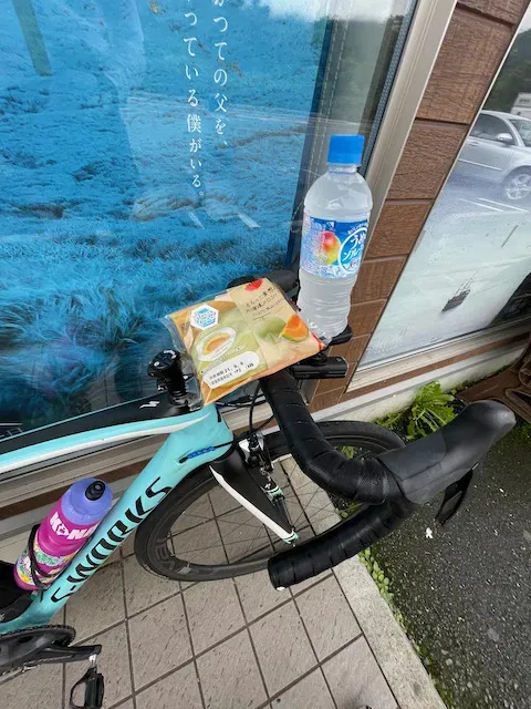 朝ごはんを食べていなかったので、仙石原で補給。うめソルティは最近のお気に入り。もっと置いてあるコンビニを増やしてほしい。ファミマのメロンパン大好きです。