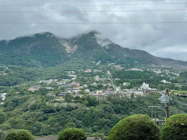 強羅方面を望む。新しいホテルやリノベしたホテルが沢山。