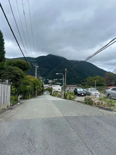 強羅の駅前の坂。結構きつい。途中で足を着きました。