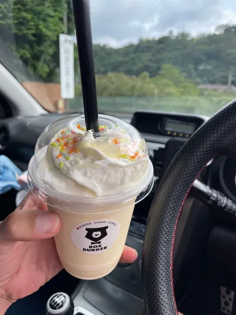 シェイクとバーガーで2400円ぐらいした。高い！カロリーも高い！