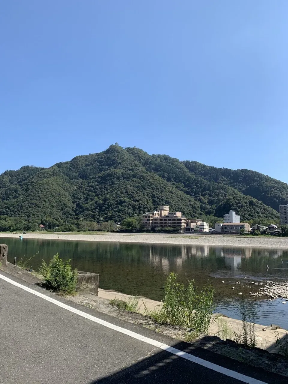 長良川。岐阜城 on 金華山。