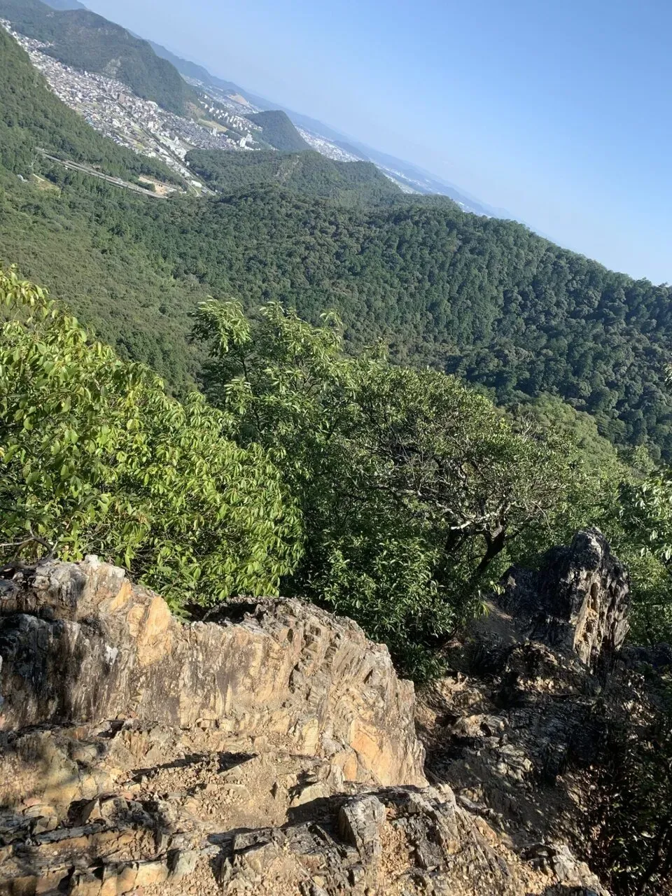 南東の方へ下ります。眺めが良いポイントが多数あり。この後、「舟伏山」に行ったが、悲惨でした。ほとんど人が入っていないから蜘蛛の巣だらけ。道も荒れていて、写真を撮る気が0％なので空白の数時間。