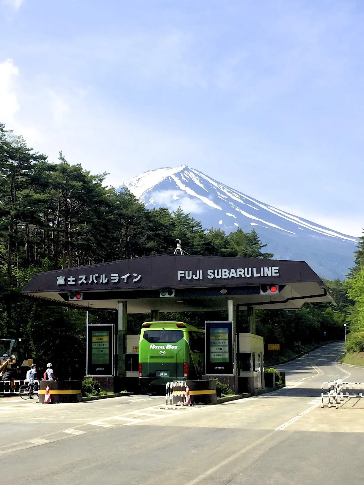 料金所と背景に雪を被った富士山