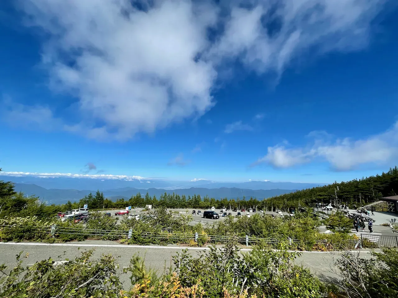 5合目から上は曇っていて全然見えません。5合目以下は晴れています。