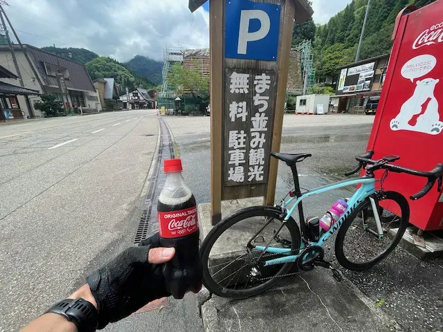 峠越えに向けて補給。なんか左膝の裏側と腸脛靭帯の付け根が痛くなってきた。ここ2ヶ月のランで違和感のある箇所。バイクでも悪化するのか。。。おそらく足底筋肉が弱くて膝が内側に沈んでいるのかも。