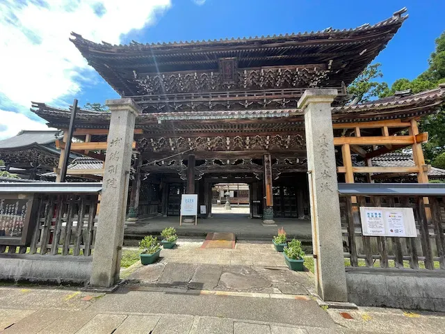 途中にある大きなお寺