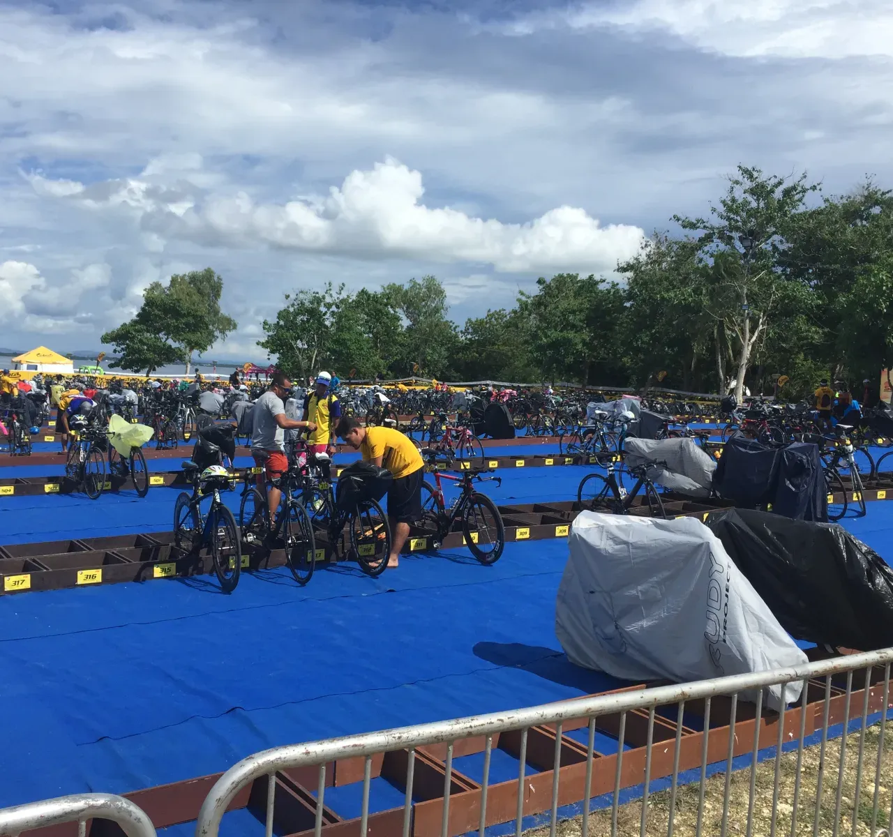 IRONMANロングディスタンスのトランジション。前日預託後にバイクカバーをかけて雨や朝露から守る運用も多い