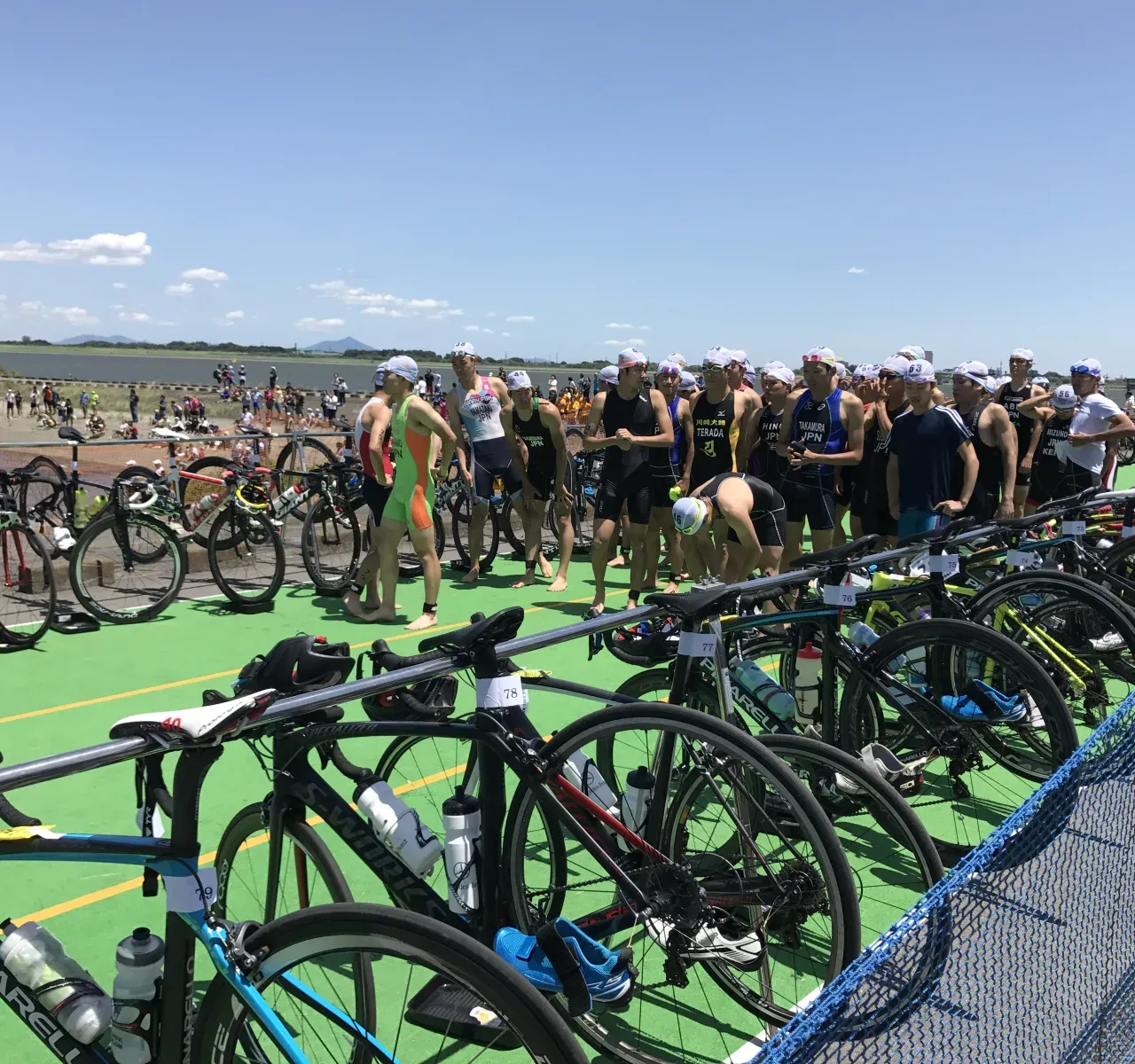 国内大会のT2エリア。選手がバイクをラックに戻し、ランシューズに履き替える瞬間。スムーズに靴を履けるかどうかが、ここでの数十秒を左右する