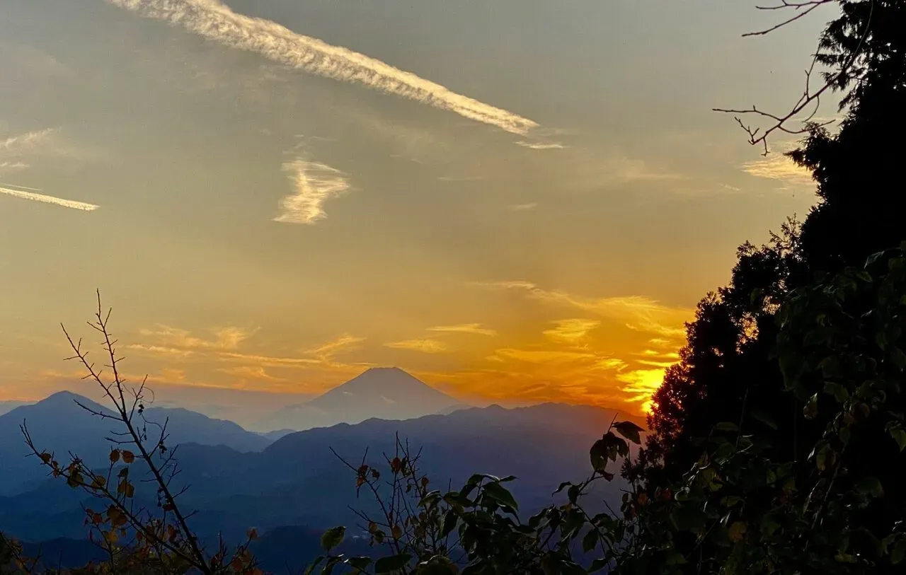 富士山と日の入り。沈むのを見ていると間に合わなくなるのでさっさと下山。