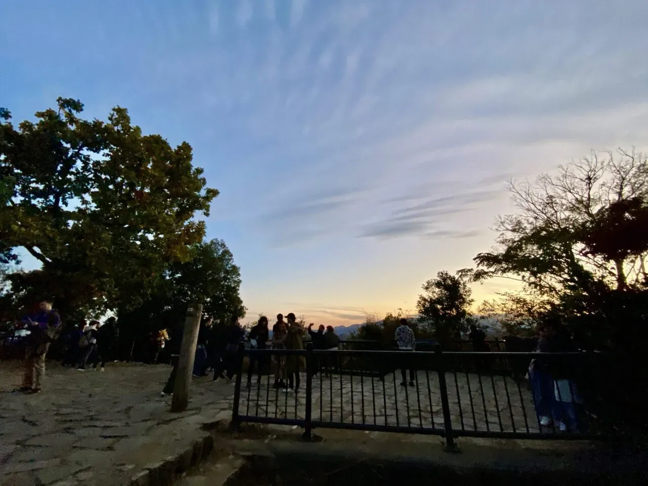 高尾山の山頂へ到着。日が落ちかけているから急いでいたのに、めっちゃ人が居ます。