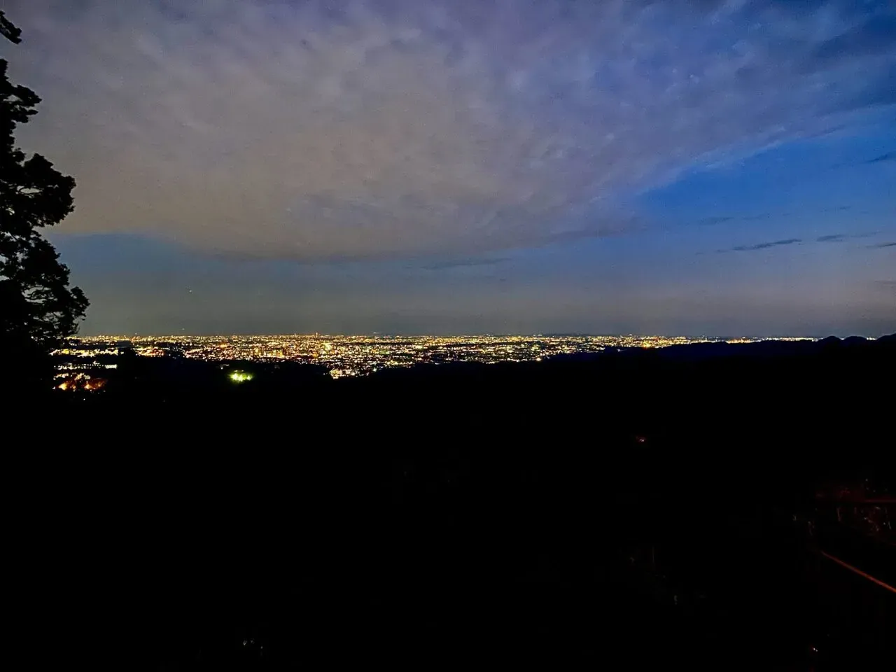 下山道をすこし降りたところ。暗いです。iPhoneのライトで足元を照らしながら歩いてます。