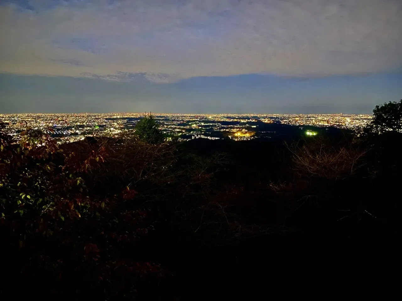 スマホでこんなにきれいに撮れるようになるとは。すごい。真っ暗の中、沢山の人が歩いて下山している感じです。よく怖くないなぁ。すごい。